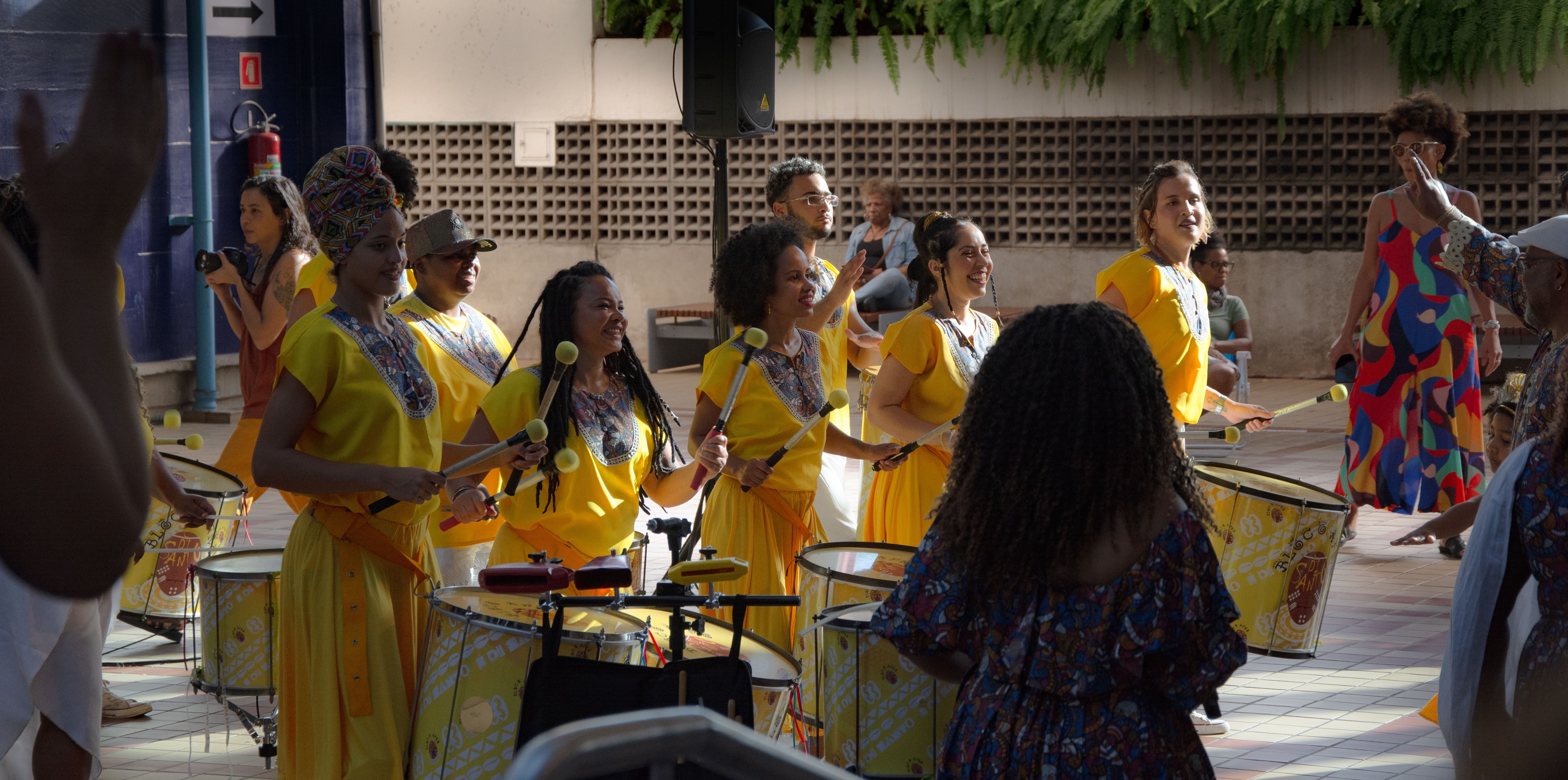 Bloco É Di Santo tocando