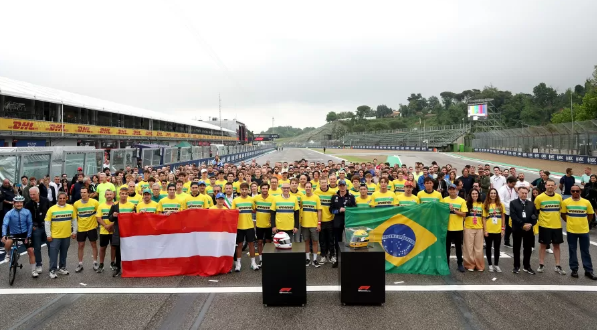 Homenagem dos pilotos da Fórmula 1 para o Ayrton Senna no GP de Ímola.