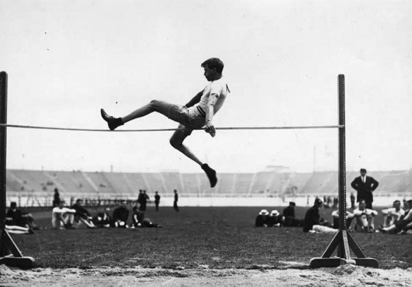 Atleta Ray Ewry realizando um salto