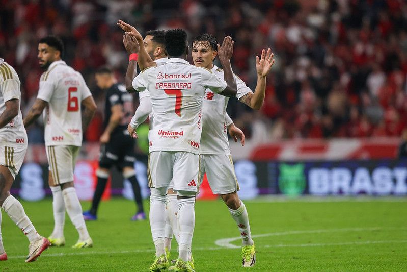 A imagem mostra jogadores do Internacional comemorando o gol.