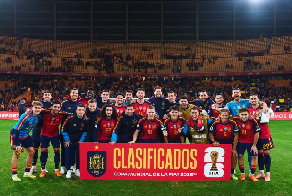 A imagem mostra o elenco da Espanha no pós-classificação
