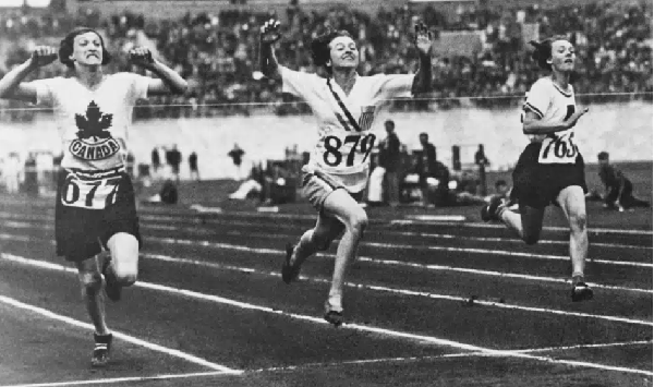 Mulheres disputando uma corrida nas Olimpíadas em 1928 