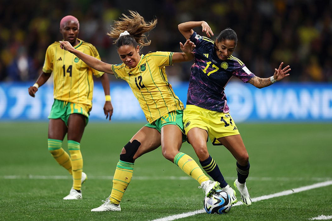 Disputa de bola entre a colombiana Carolina Arias e a jamaicana Kiki Van Zanten.