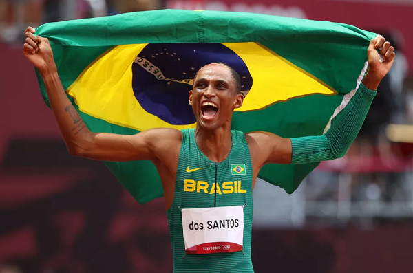 Alison dos Santos com a bandeira do Brasil