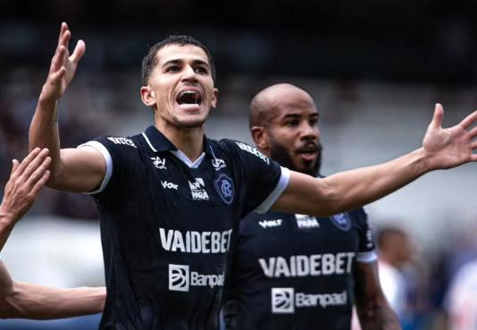 A imagem mostra Vitor Bueno e Patrick comemorando um dos gols.