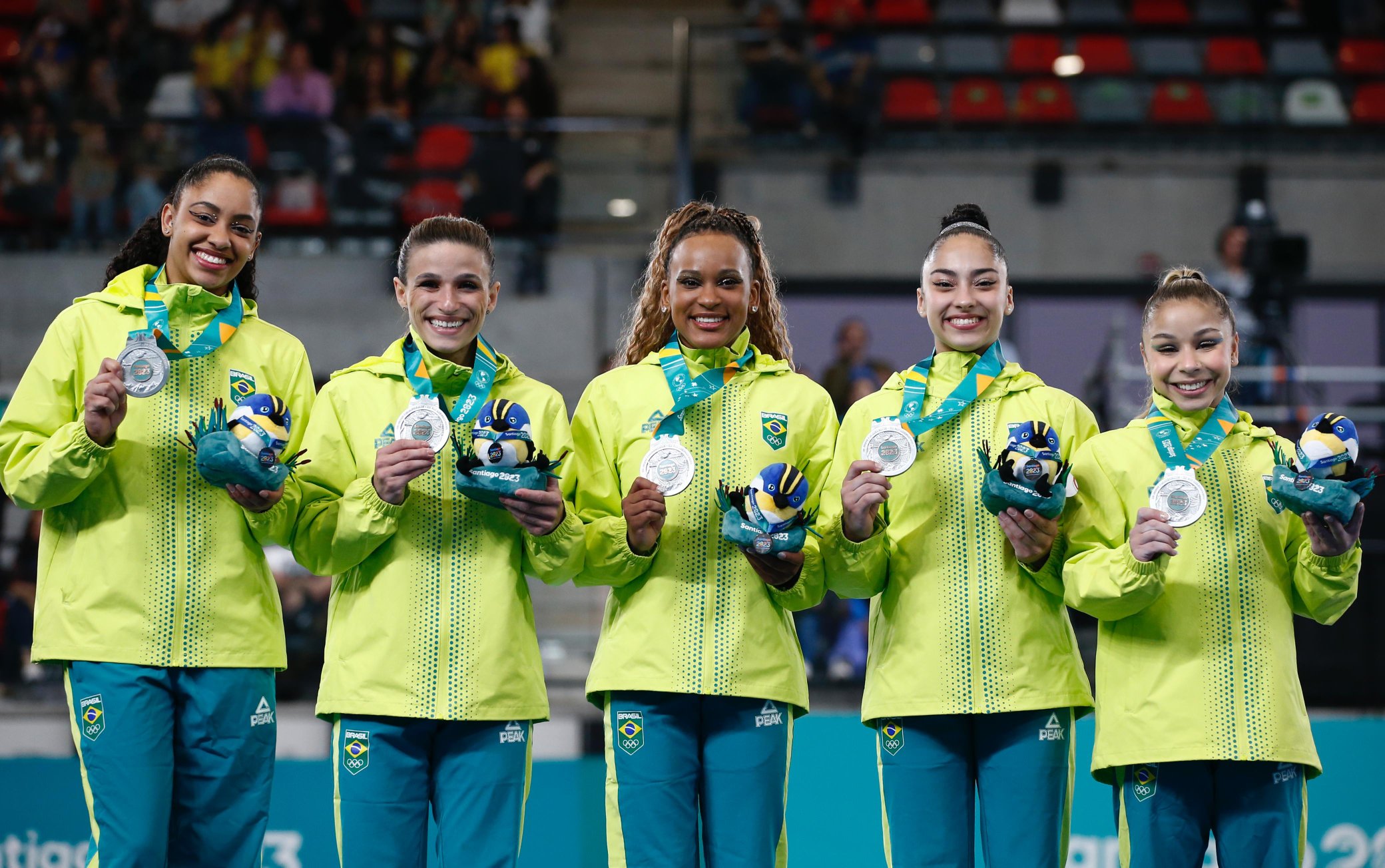 Seleção brasileira feminina de ginástica artística, exibindo a medalha de prata com uniforme verde e amarelo