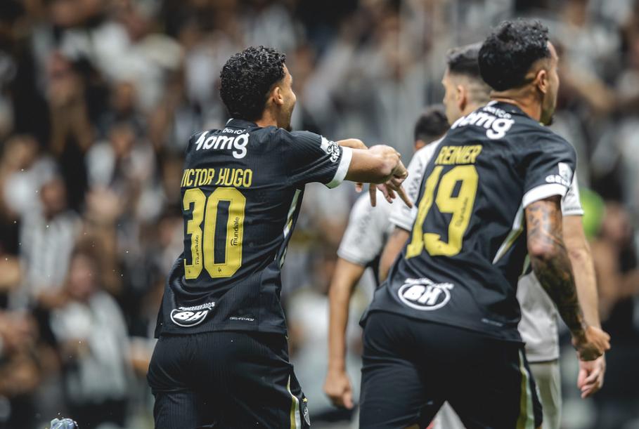 A imagem mostra jogadores do Atlético-MG comemorando.