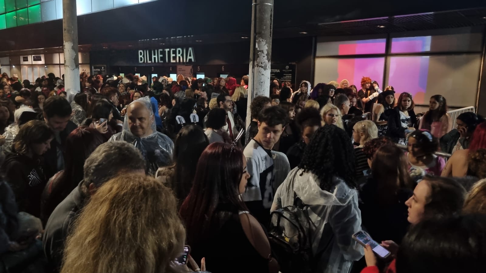 Fãs confusos em frente a bilheteria do Tokio Marine Hall esperando mais informações. Imagem: Natália Perez.