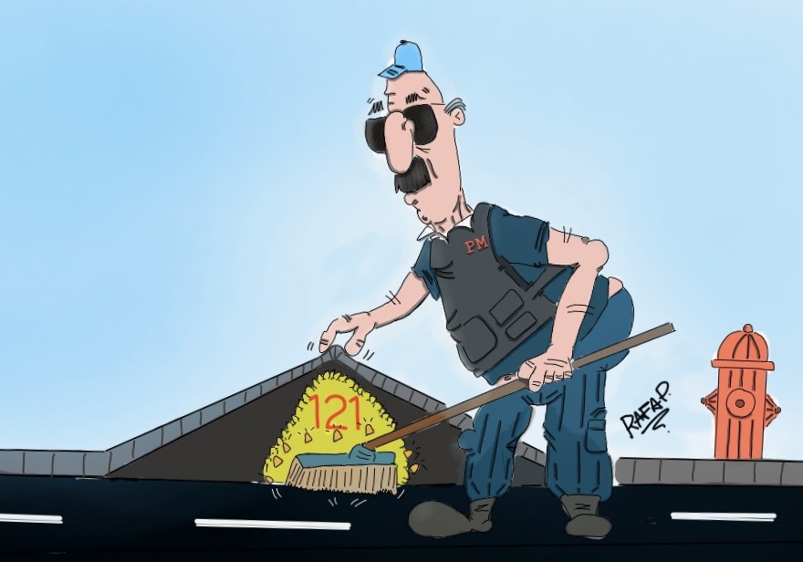 Charge de um policial varrendo balas para de baixo da calçada