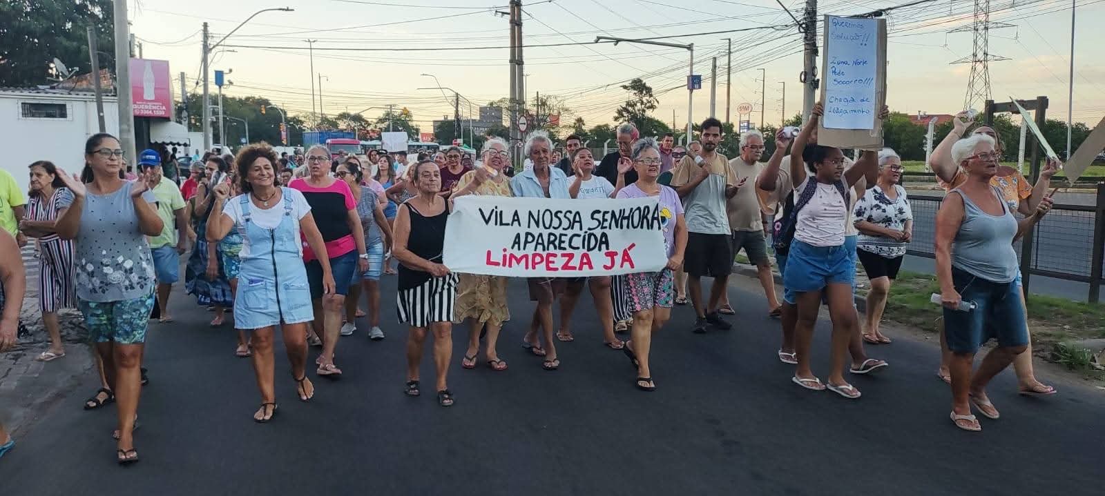 Moradores protestam pela limpeza da Vila Nossa Senhora Aparecida. Reprodução: acervo da cooperativa. 