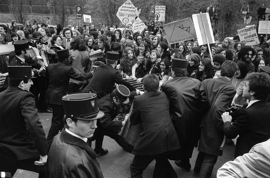 Confusão entre mulheres e policiais em marcha pelo aborto na França em 1972