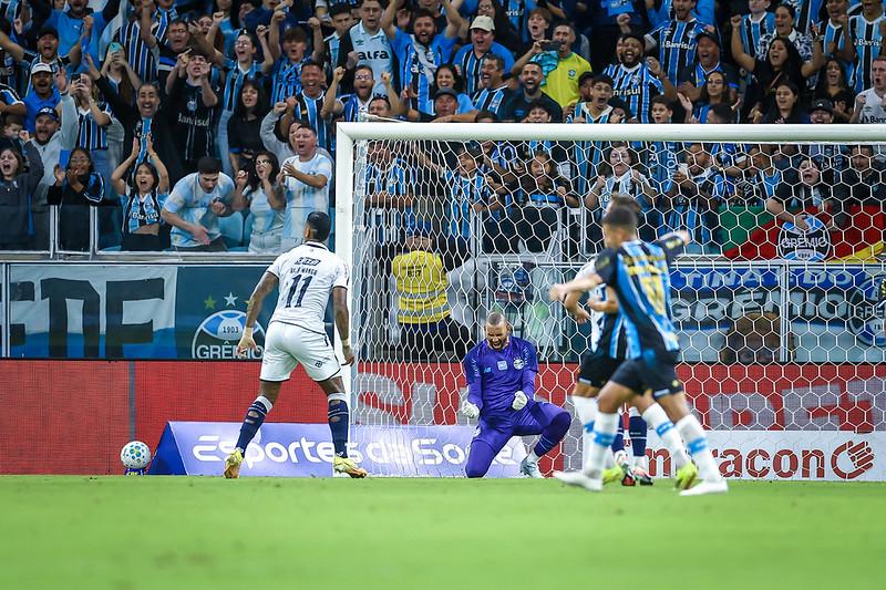 A imagem mostra Werton comemorando o pênalti defendido.