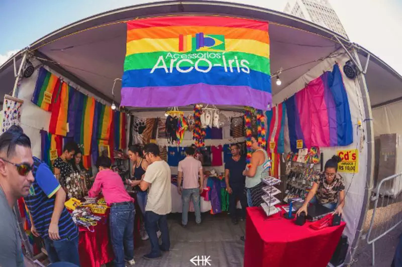Barraca com pessoas vendendo acessórios LGBTQUIA+