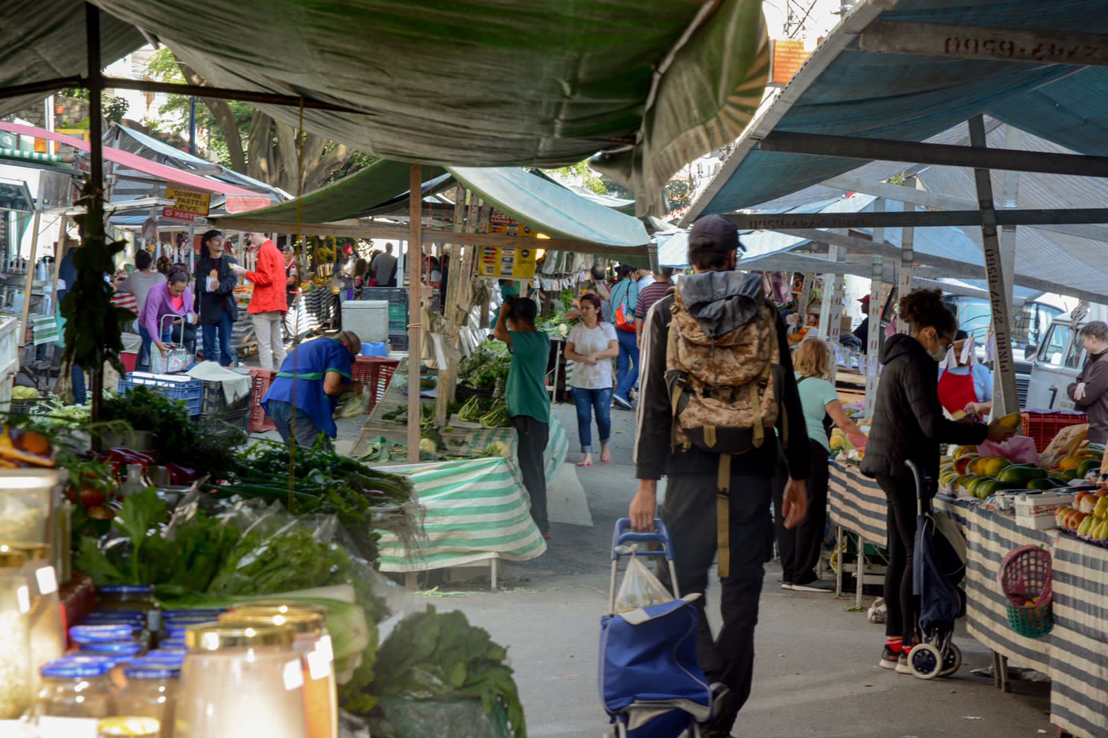 Vista da feira livre da rua Ministro Godói, em Perdizes.