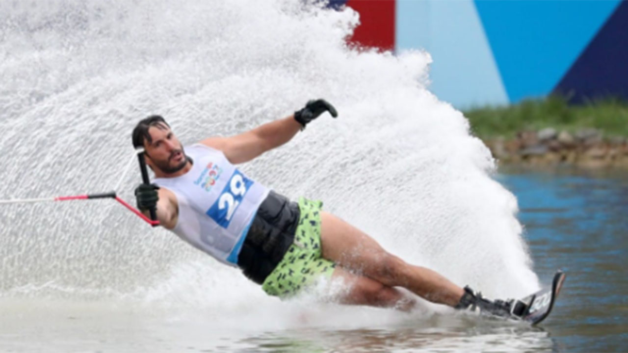 Atleta do esqui aquático competindo em prova na água