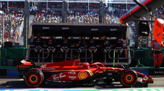 Ferrari de Leclerc saindo dos boxes