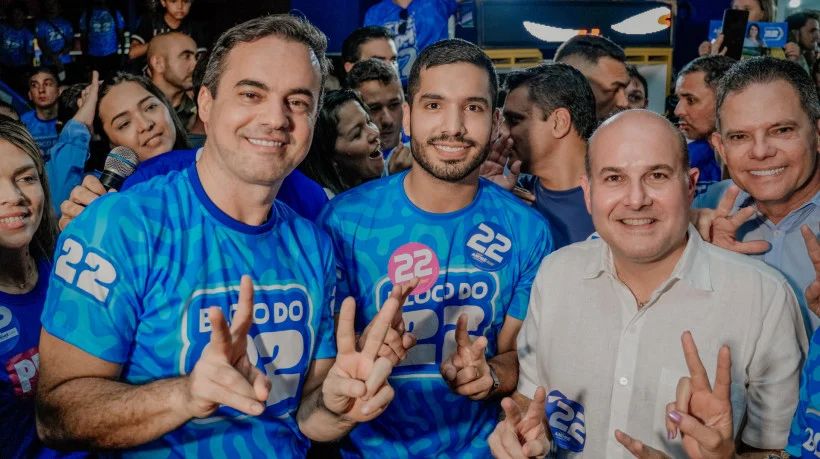 O deputado federal André Fernandes, do Partido Liberal, ao lado de seus apoiadores em campanha eleitoral.