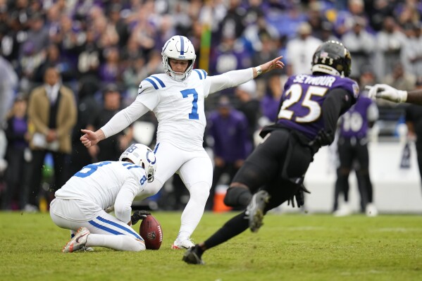 Matt Gay chutando para field goal na prorrogação. Reprodução: AP News