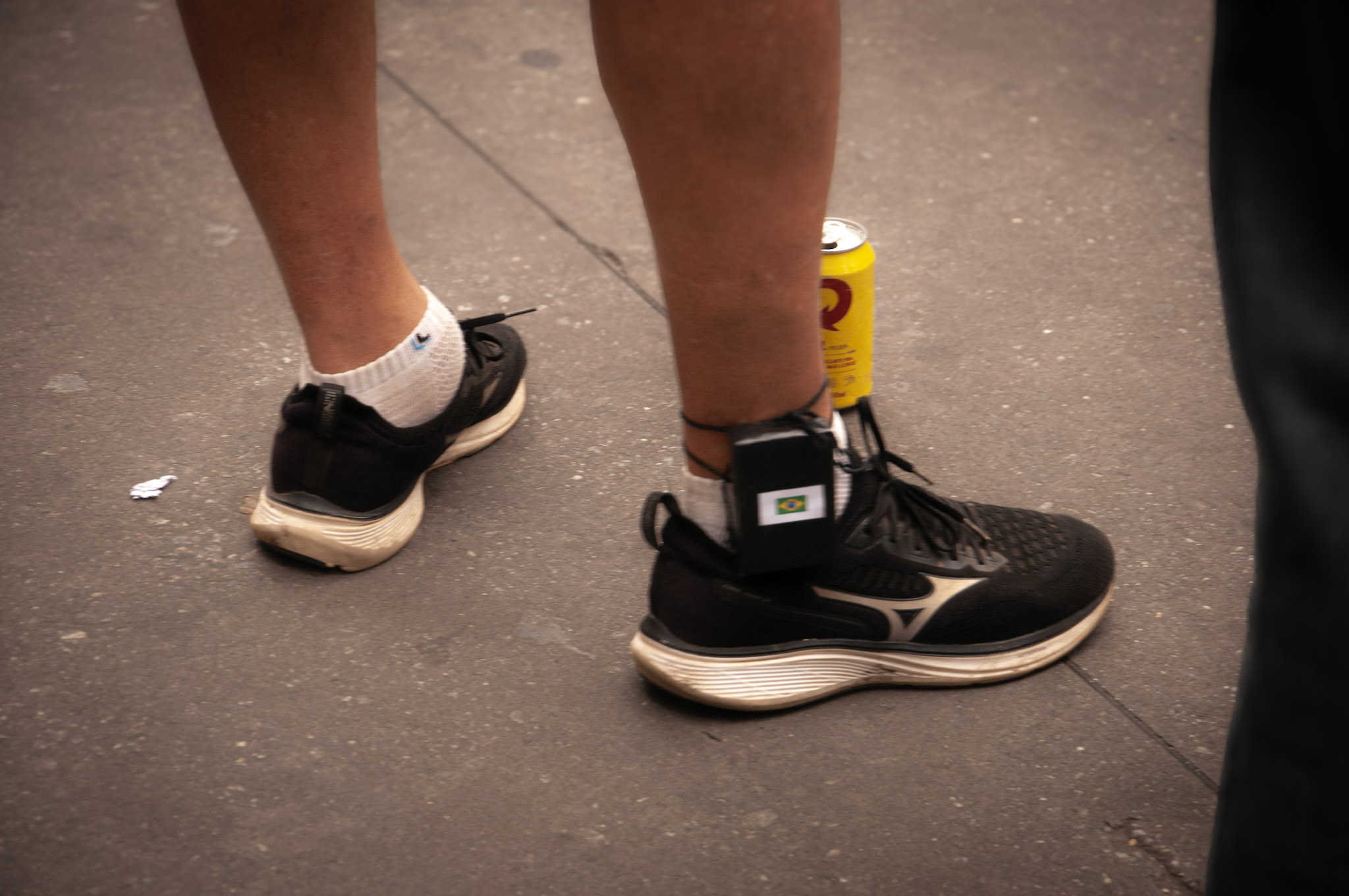 Bolsonarista utilizando “tornozeleira eletrônica” no ato de 7 de setembro como símbolo ironizando a decisão de Alexandre de Moraes - Foto: Sophia Coccetrone
