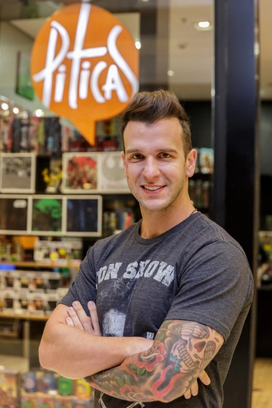 Felipe Rossetti em loja da marca de vestuário e produtos geek (Imagem: divulgação Piticas)