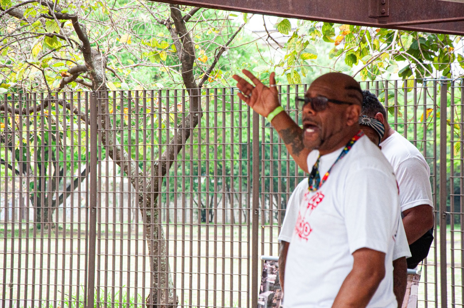 Maurício Monteiro em roteiro do Memórias Carandiru, em frente ao local onde ocorreu o Massacre do Carandiru (Antigo pavilhão 9), hoje demolido. Atualmente se tornou um estacionamento de carros. Não há placas de referência histórica no local. Foto: Maria Mielli.