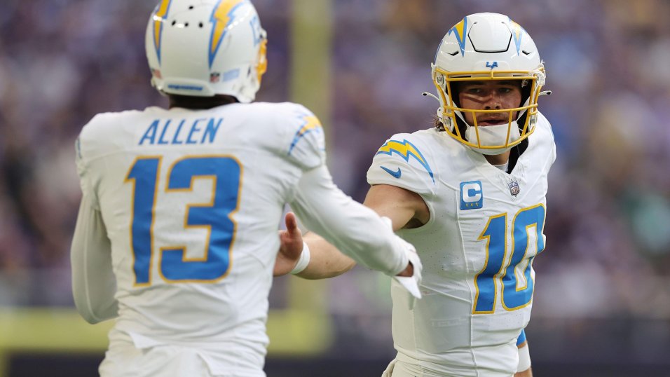 Justin Herbert e Keenan Allen durante jogo contra os Vikins. Reprodução: Stacy Bengs