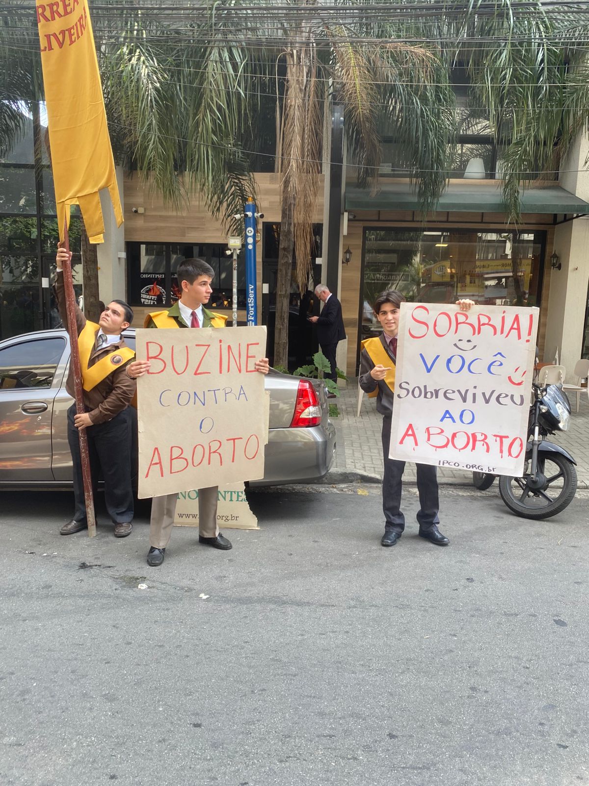 Parte dos integrantes na manifestação eram jovens que buscavam mobilizar quem passava pela rua. Foto: Gustavo Tonini/Agemt