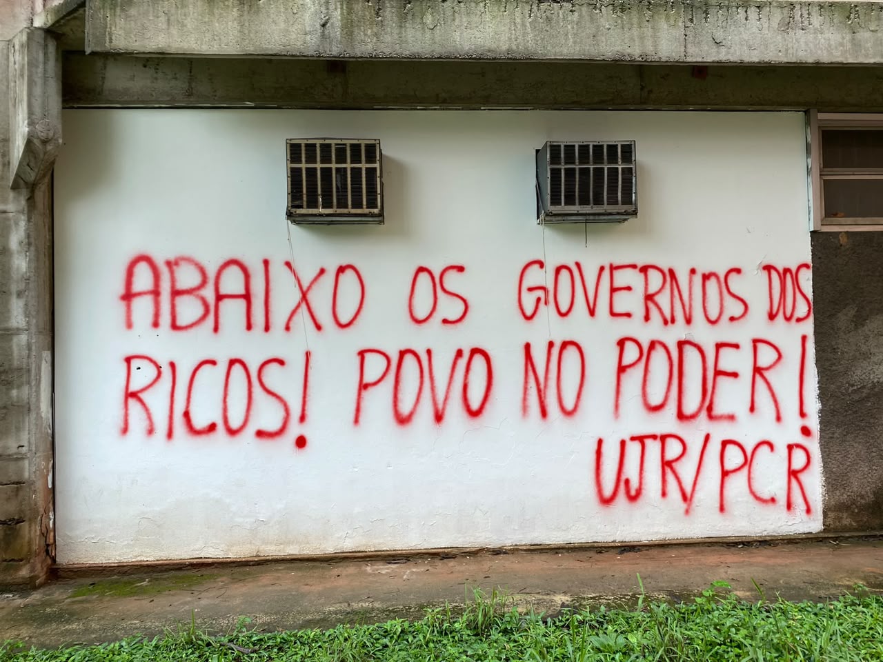 Picho assinado pelo UJR e PCR em parede no exterior do prédio da Letras na FFLCH USP. Foto: Paula Ponte.