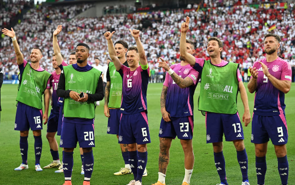 Alemães comemorando a vitória diante de sua torcida (Foto: Reuters / Angelika Warmuth)