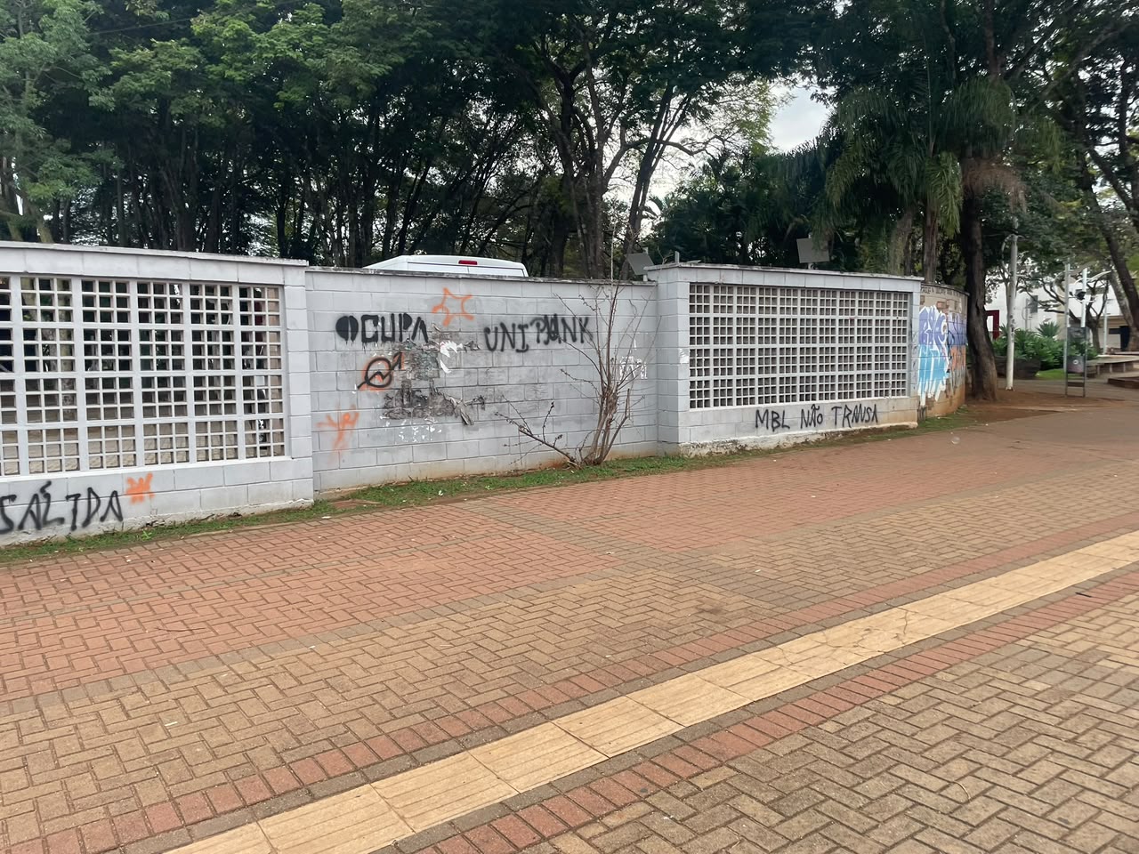 Muro do DCE do campus da Unicamp que foi pixado com as palavras “Unipunk” durante evento. Foto: Alexandre Mendes Filho. 
