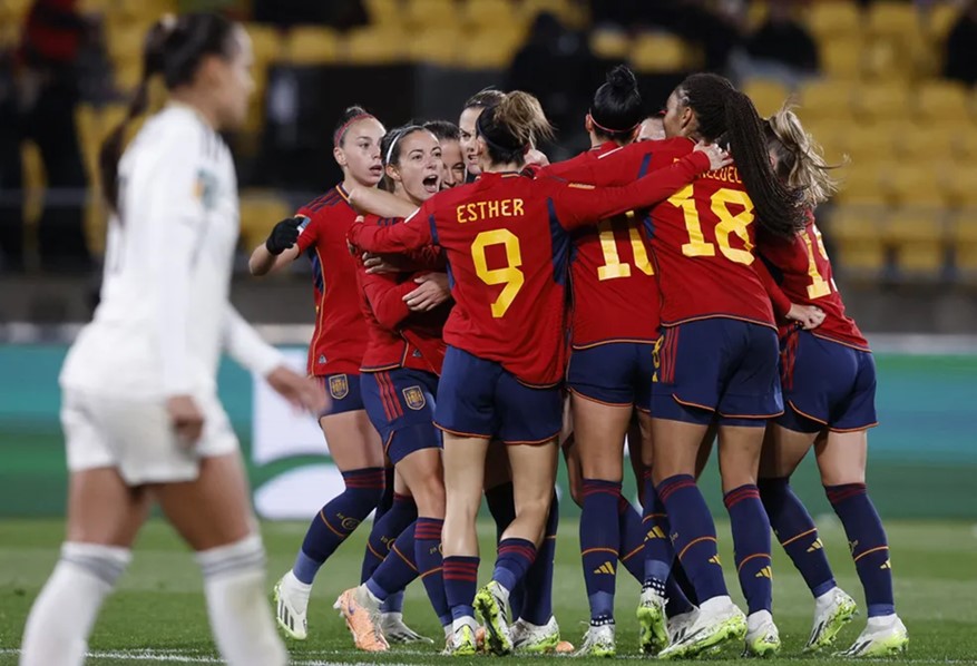 Jogadoras da seleção espanhola comemoram o segundo gol da equipe Foto: Reprodução/Reuters