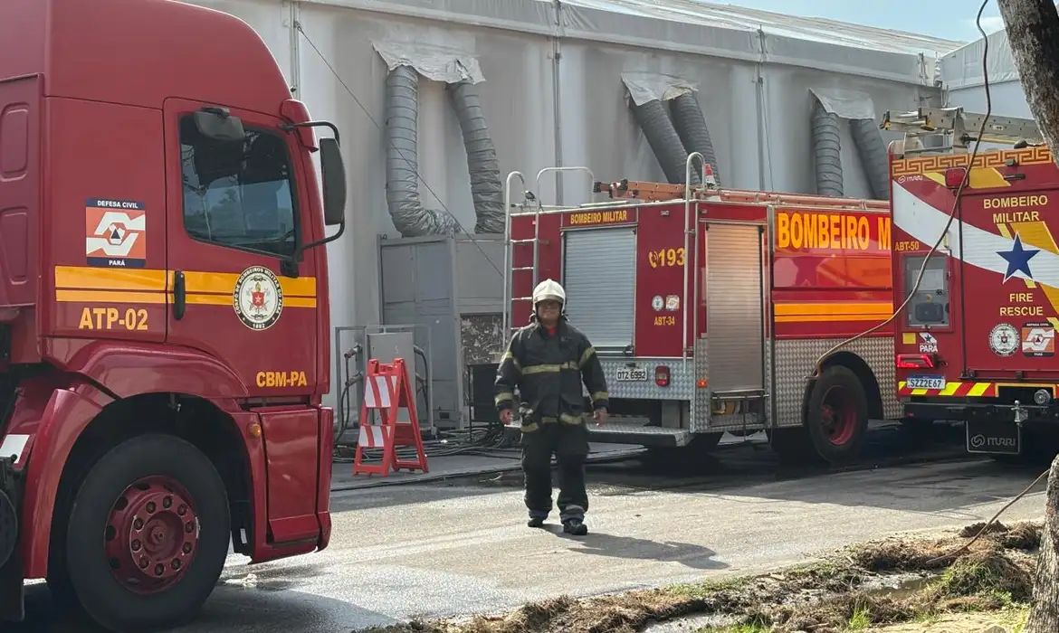 Corpo de bombeiros na parte externa da Blue Zone. Foto: Tânia Rêgo/Agência Brasil