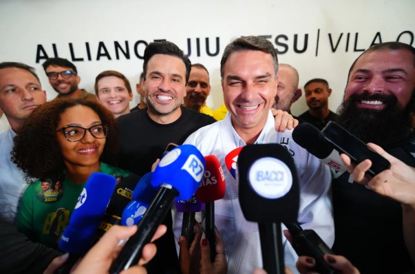 Pablo Marçal e Flávio Bolsonaro posam para foto após encontro em academia de jiu jitsu, Alliance, em São Paulo. Foto: Vittor Sales / Divulgação Campanha Flávio Bolsonaro 