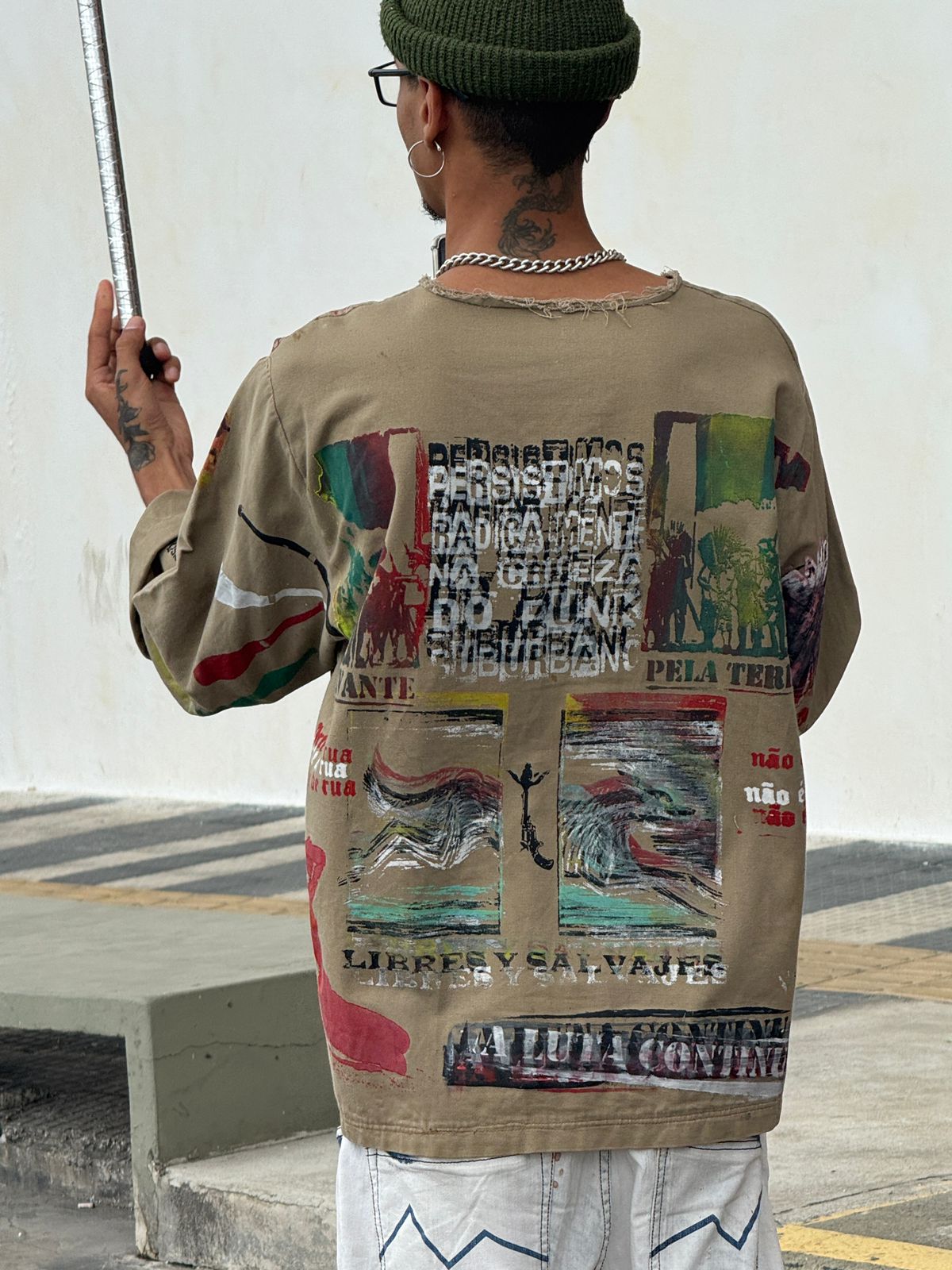 João Vitor Pereira (Manga), participando das performances e ajudando seus companheiros da Ouvidor 63, no dia 08 de novembro, em frente ao Memorial da Resistência, durante a exposição Habitar a arte. Foto: Daniela Cid/AGEMT