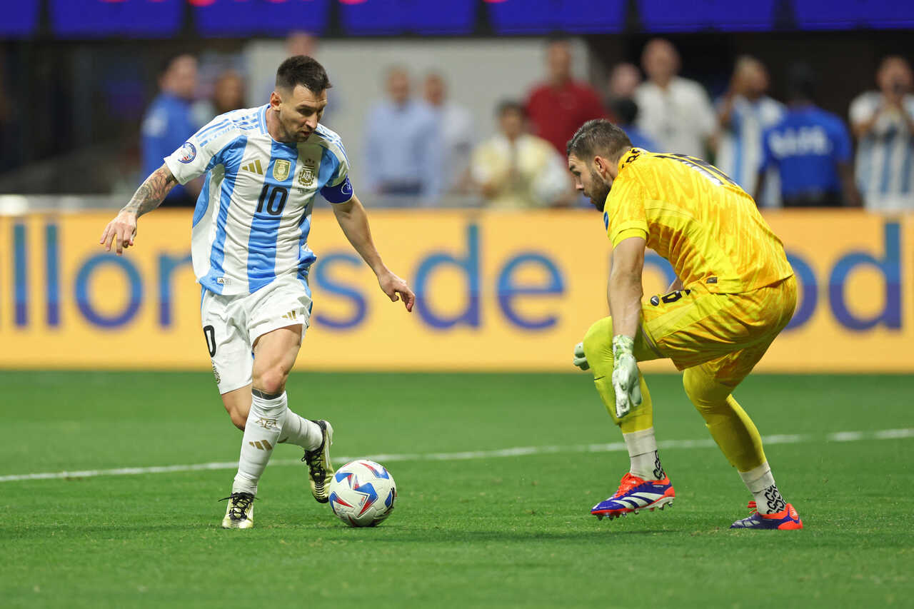 Messi, na cara do gol, tenta dar uma cavadinha sobre o goleiro Crepeau, que conseguiu evitar o gol da Argentina – Foto: Charly Triballeau/AFP via Getty Images