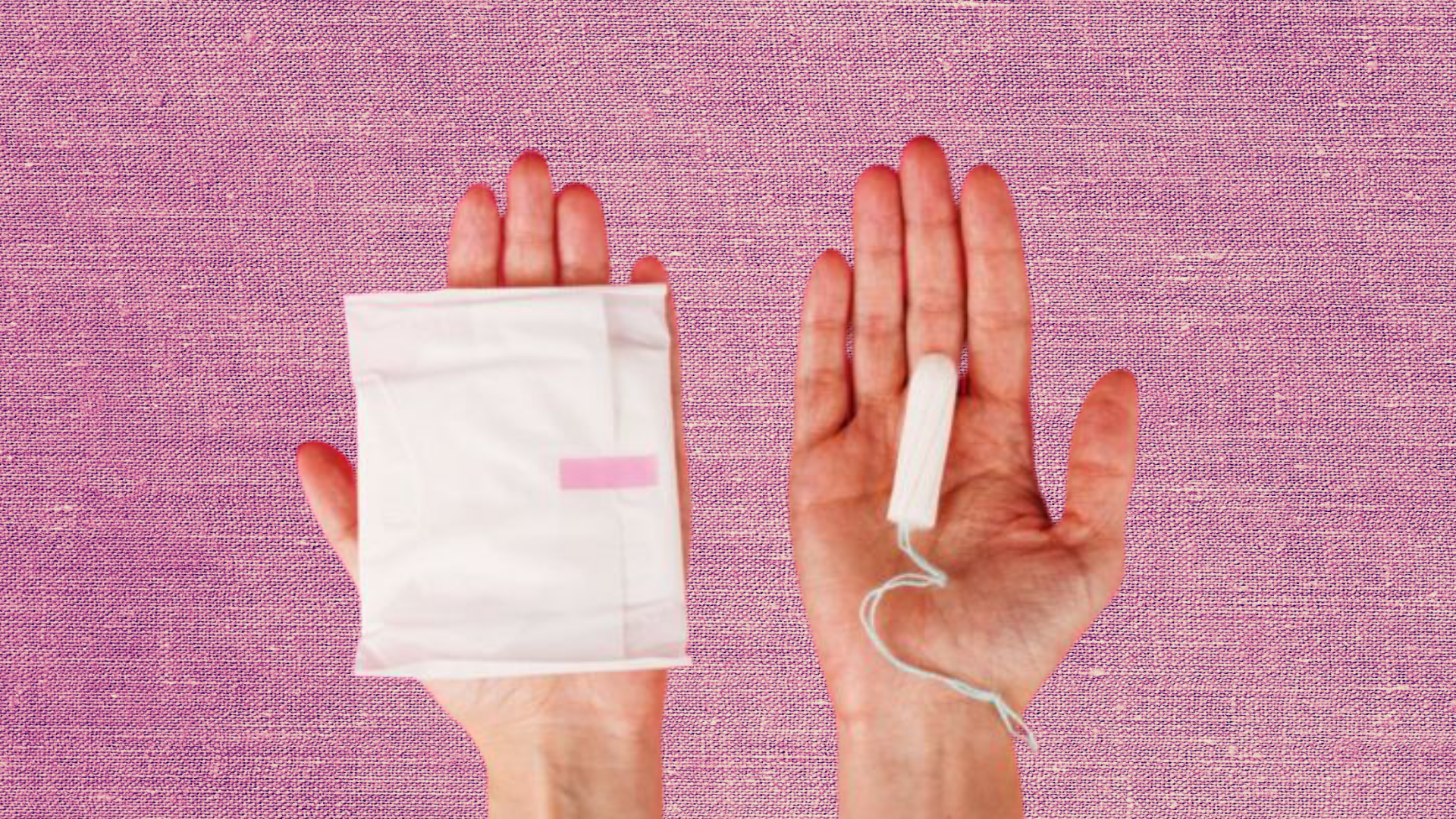 Mãos segurando dois tipos de absorvente. 