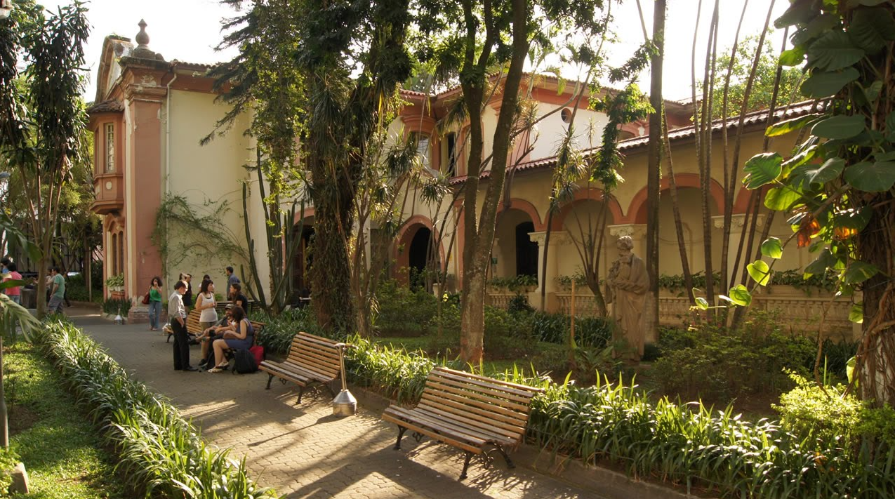 Entrada do prédio velho da PUC-SP, campus Monte Alegre