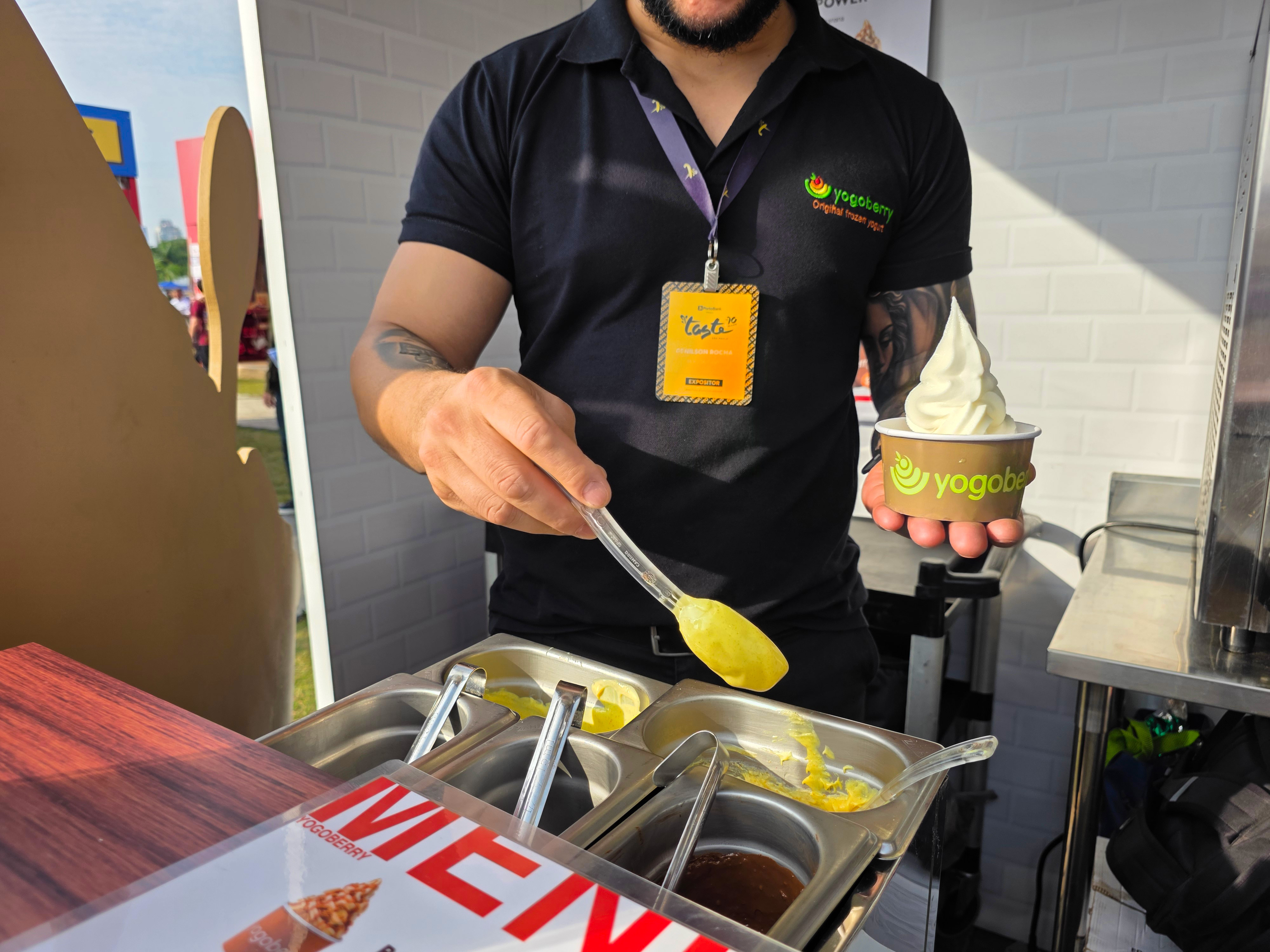 O preparo inicial de um frozen yogurt no estande Yogoberry. 