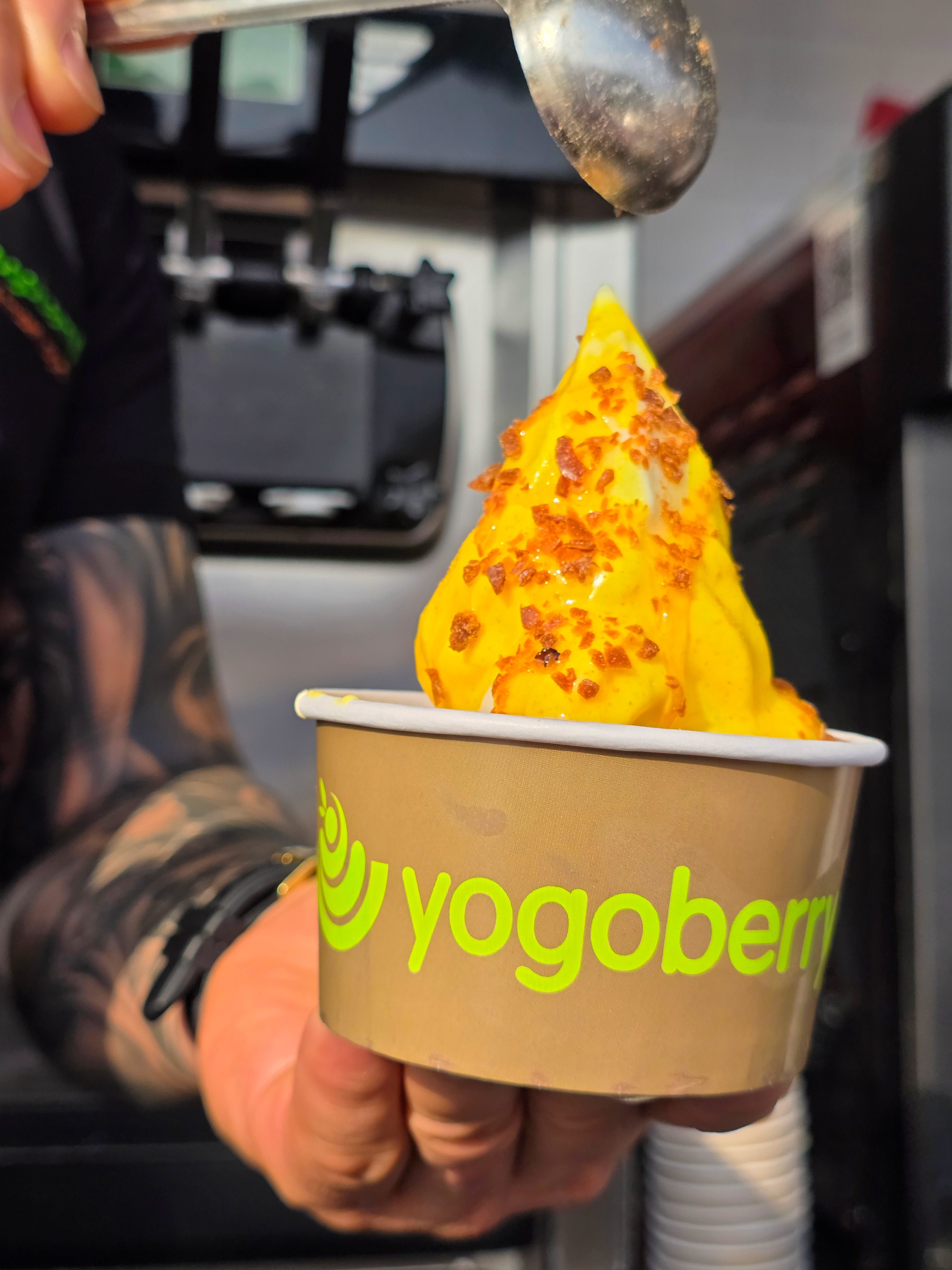 O toque final de granulado de um frozen Yogurt 