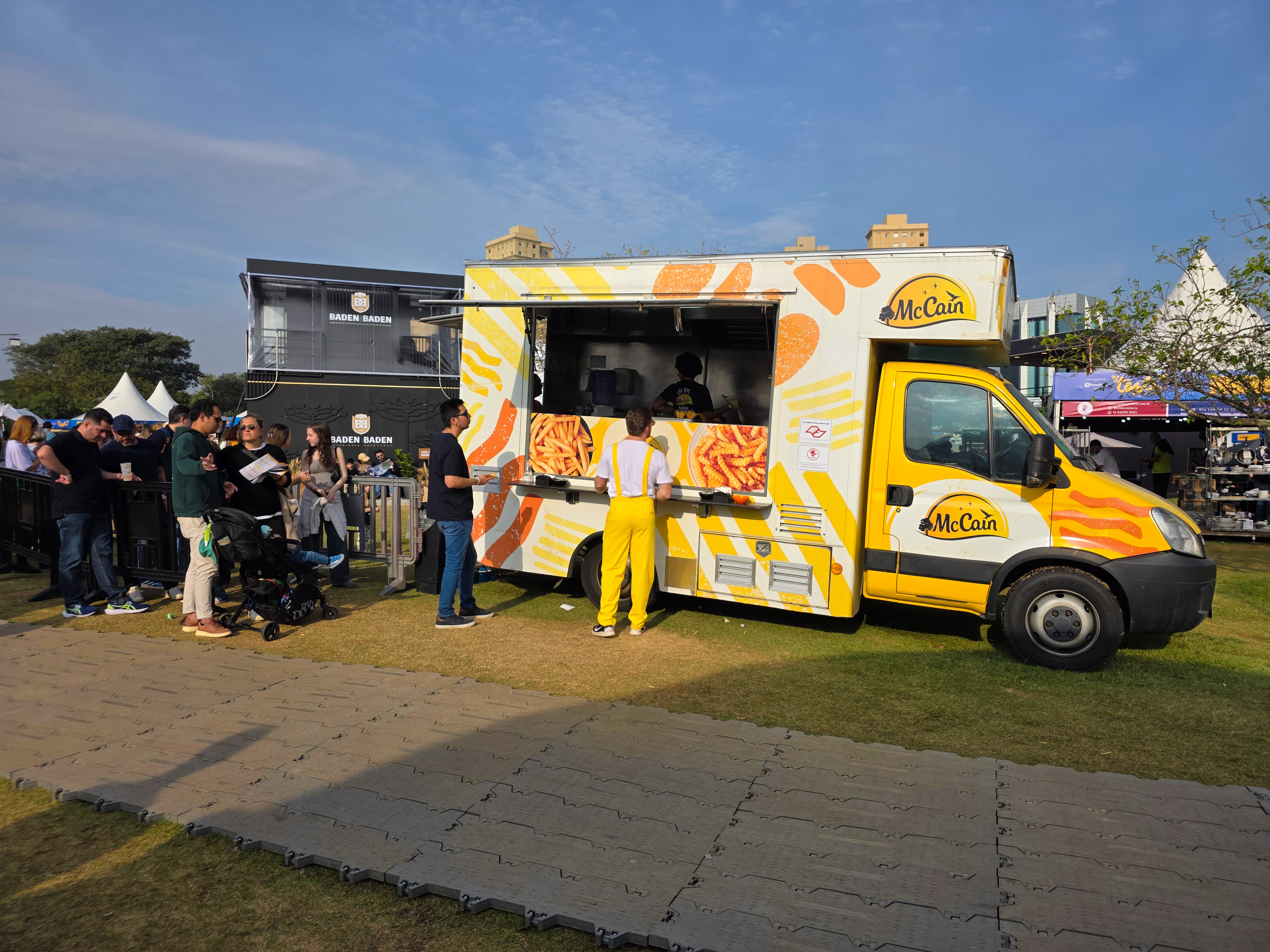 Food truck da McCain, a maior fabricante de batata frita pré-frita e congelada. 