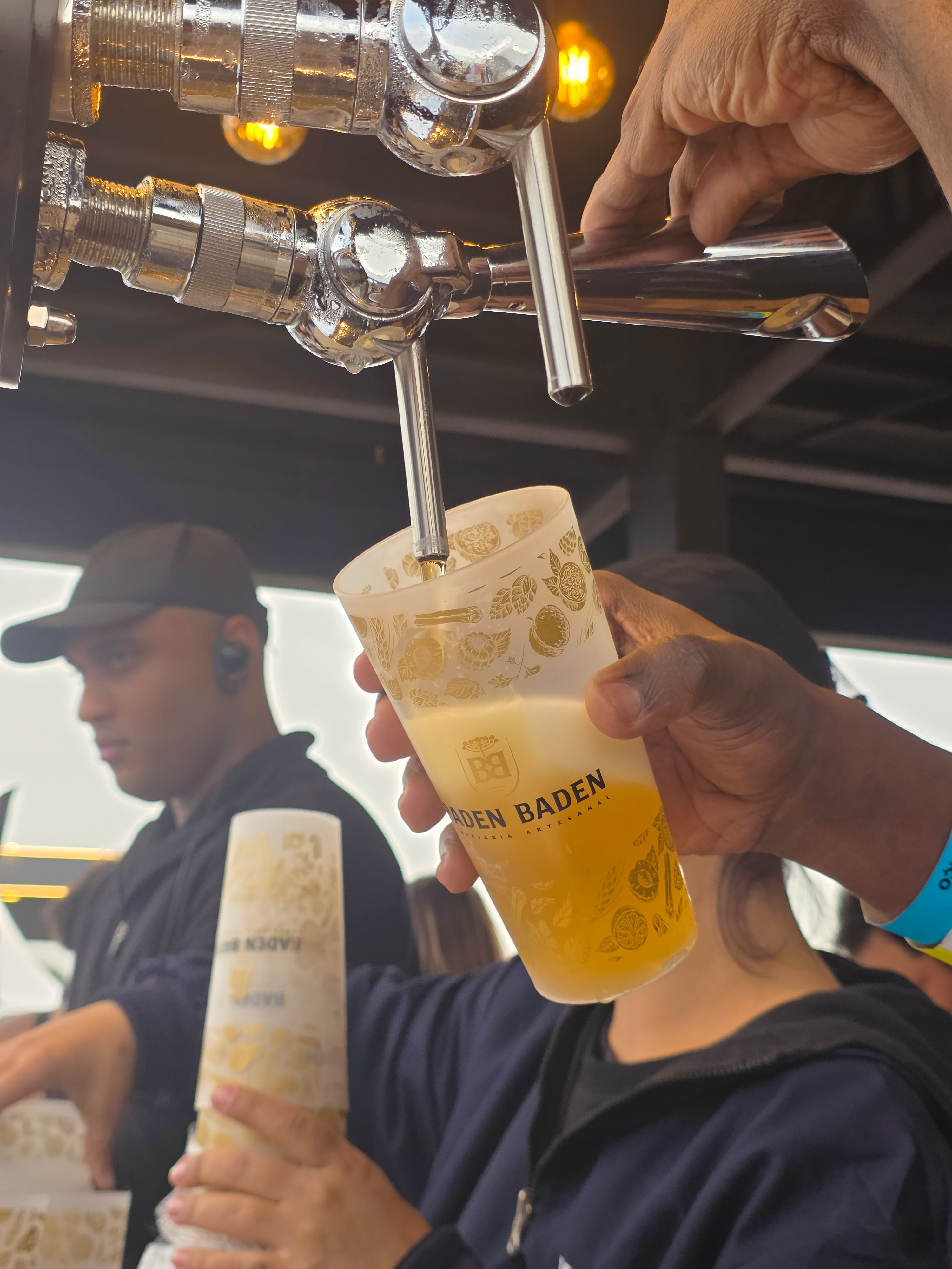 O preparo da cerveja no estande da Baden-Baden. 