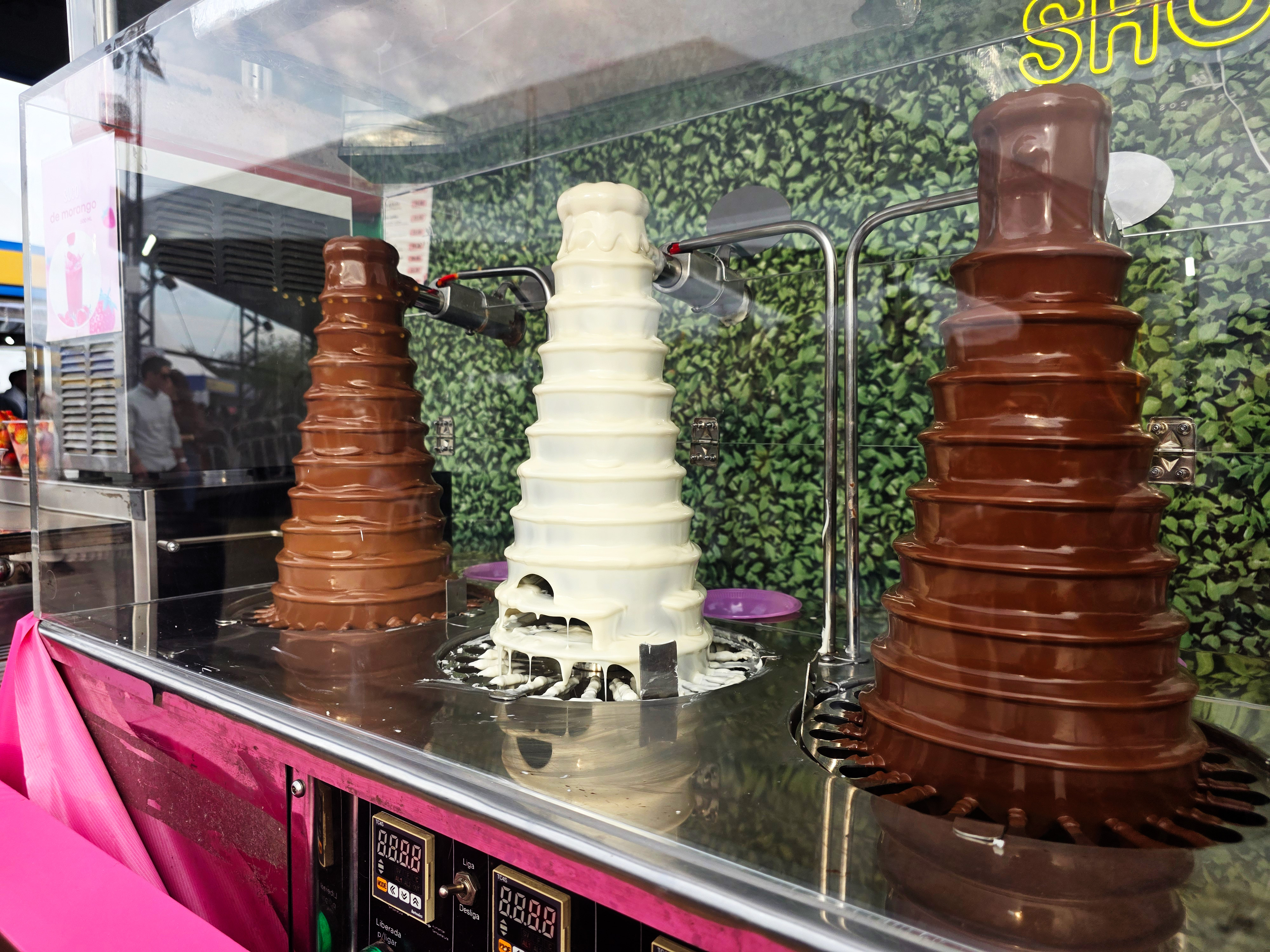 Fontes de chocolate ao leite, branco e escuro no estande da Chocoshow. 