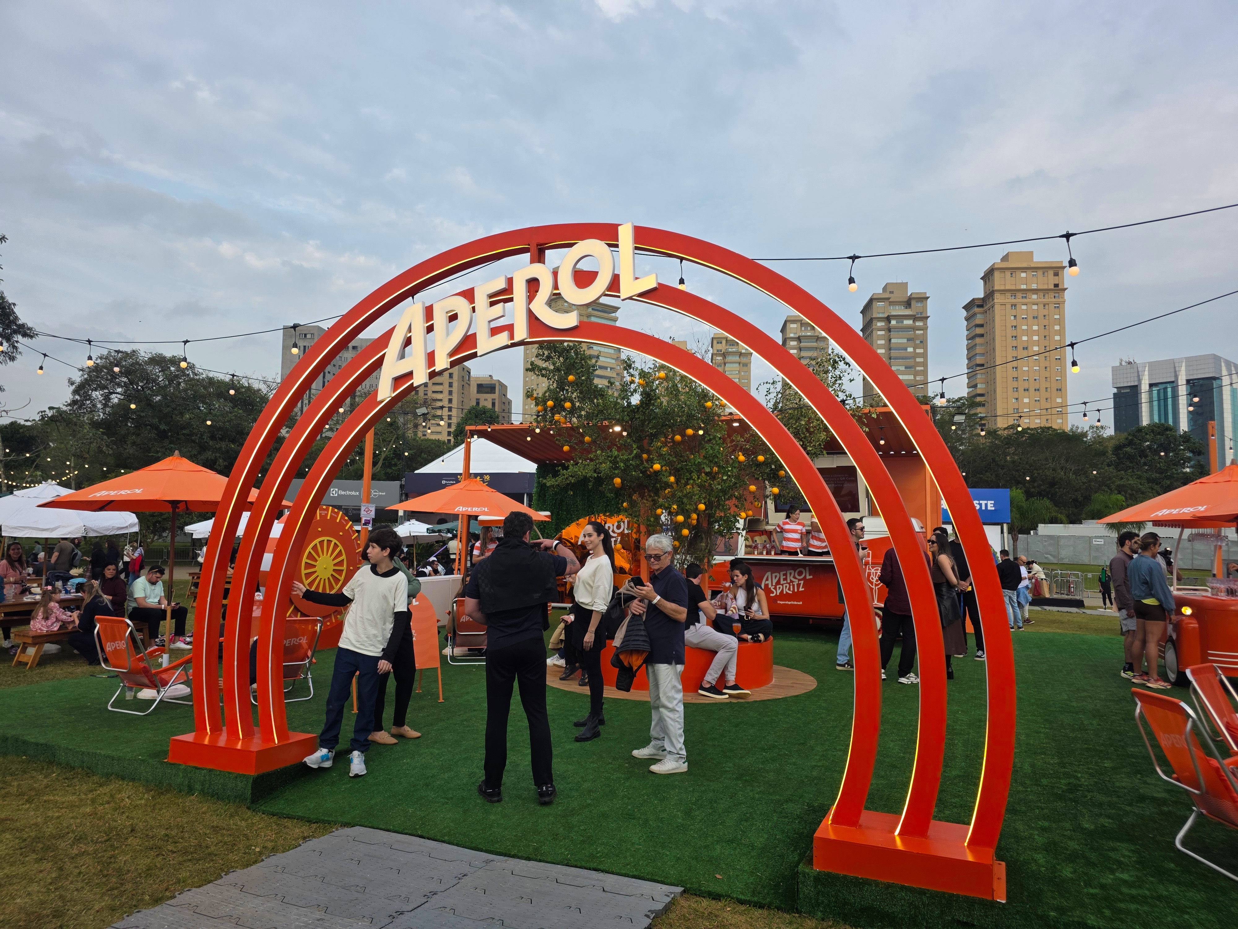 Entrada do estande da Aperol, famosa marca de drink italiano.