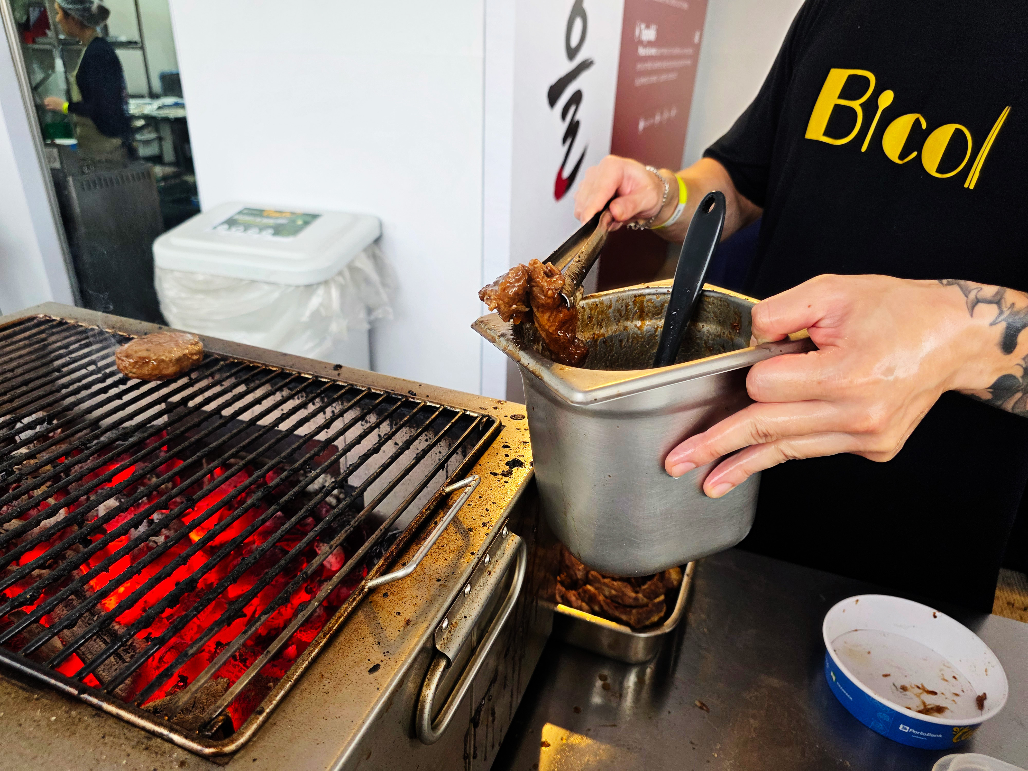 Preparação de churrasco coreano do restaurante Bicol. 