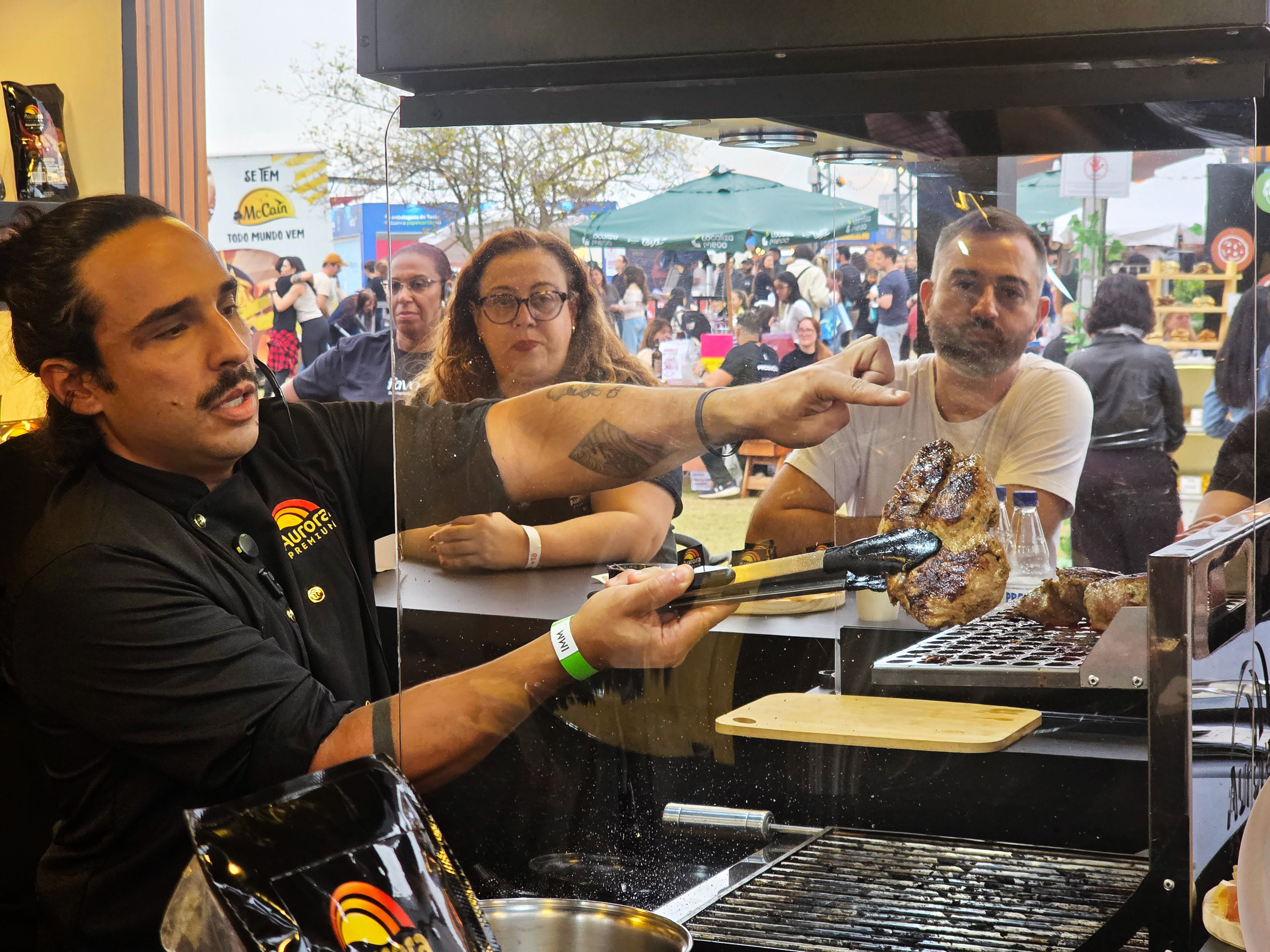 Chef Luiz Horta demonstrando o ponto da carne no preparo de um lombo suíno, no estande da Aurora Premium . 
