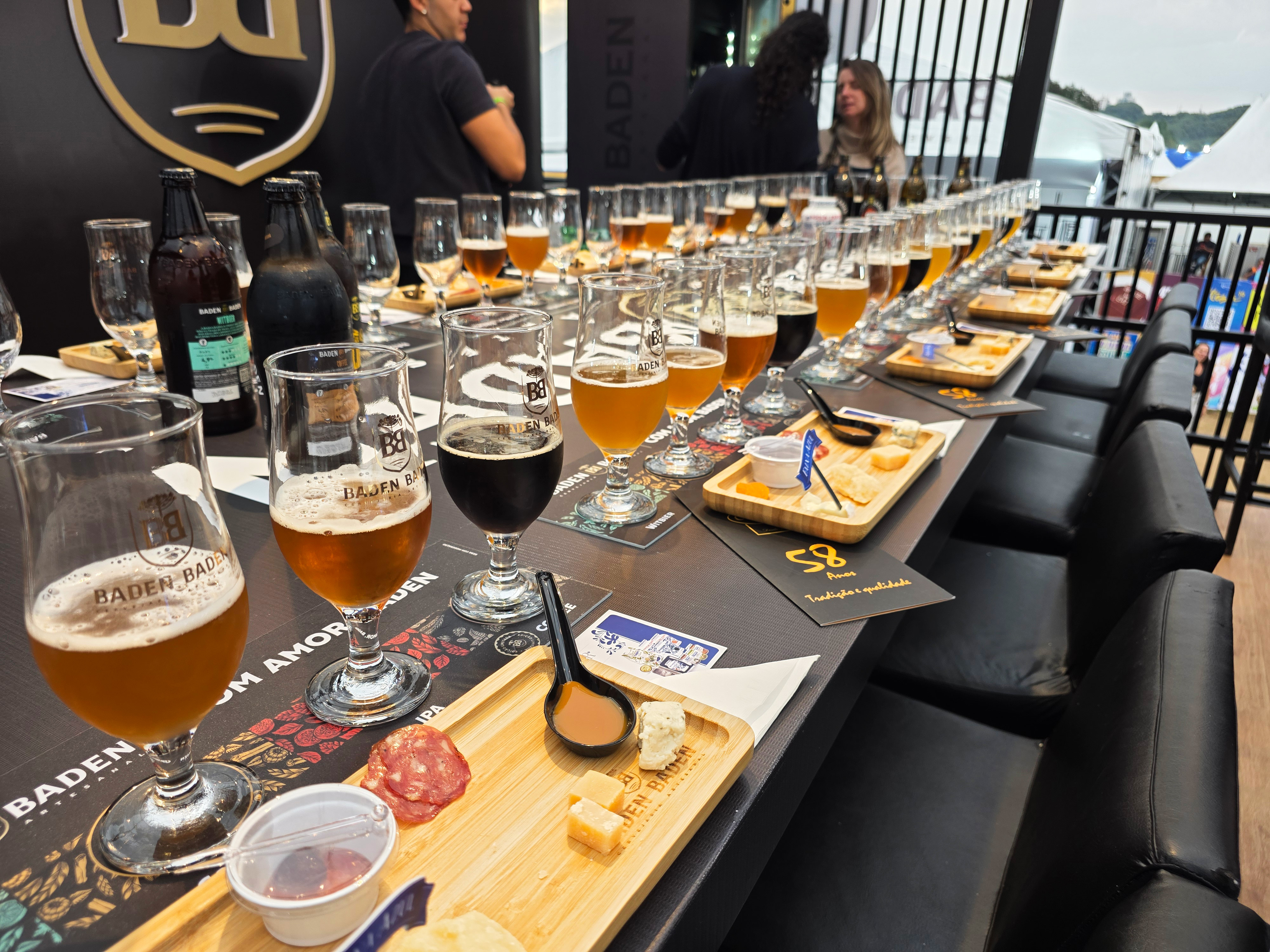 Aula de degustação de cervejas no estande da Baden-Baden. 