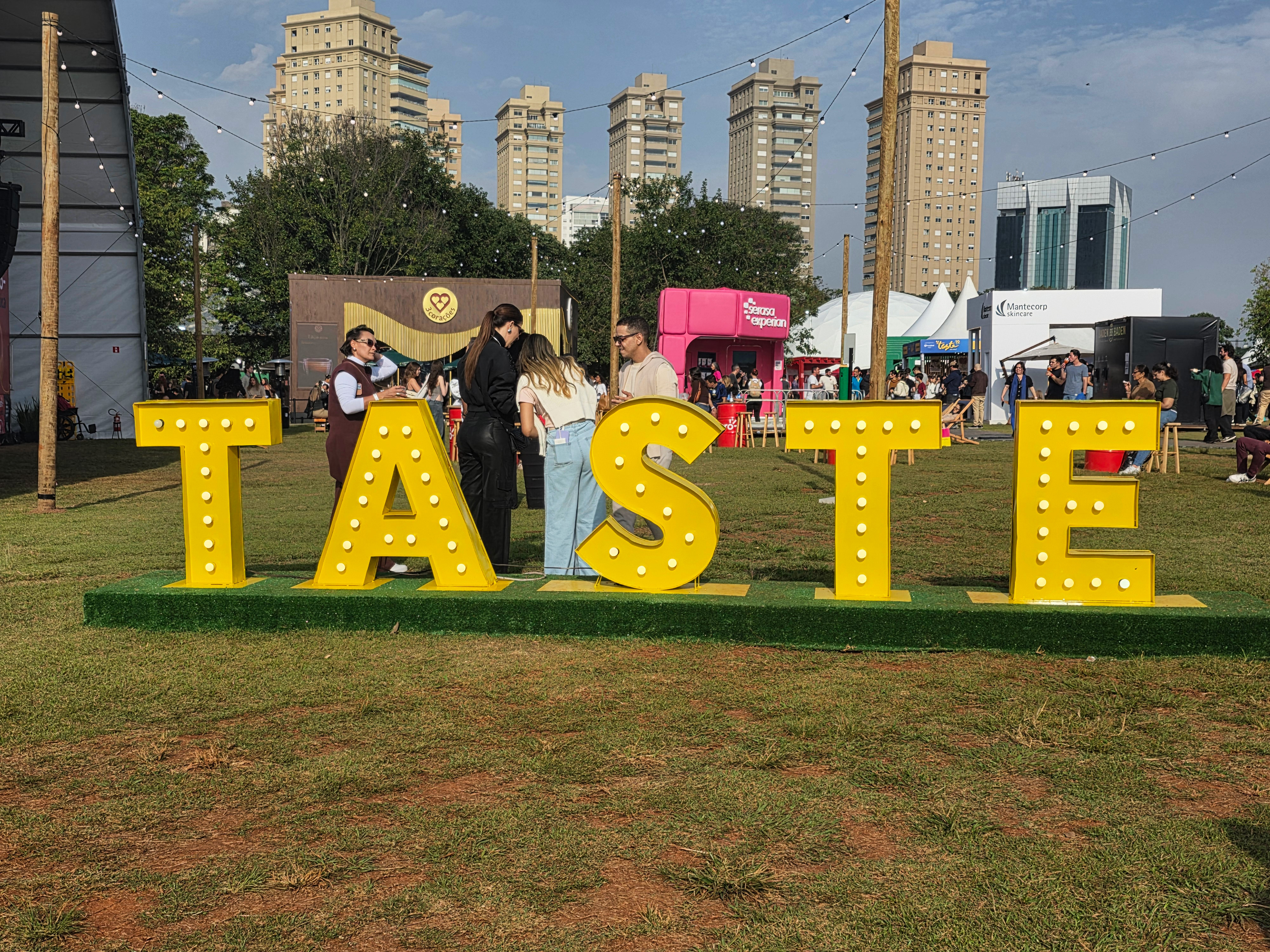 Painel com o nome do evento para os visitantes tirarem fotos