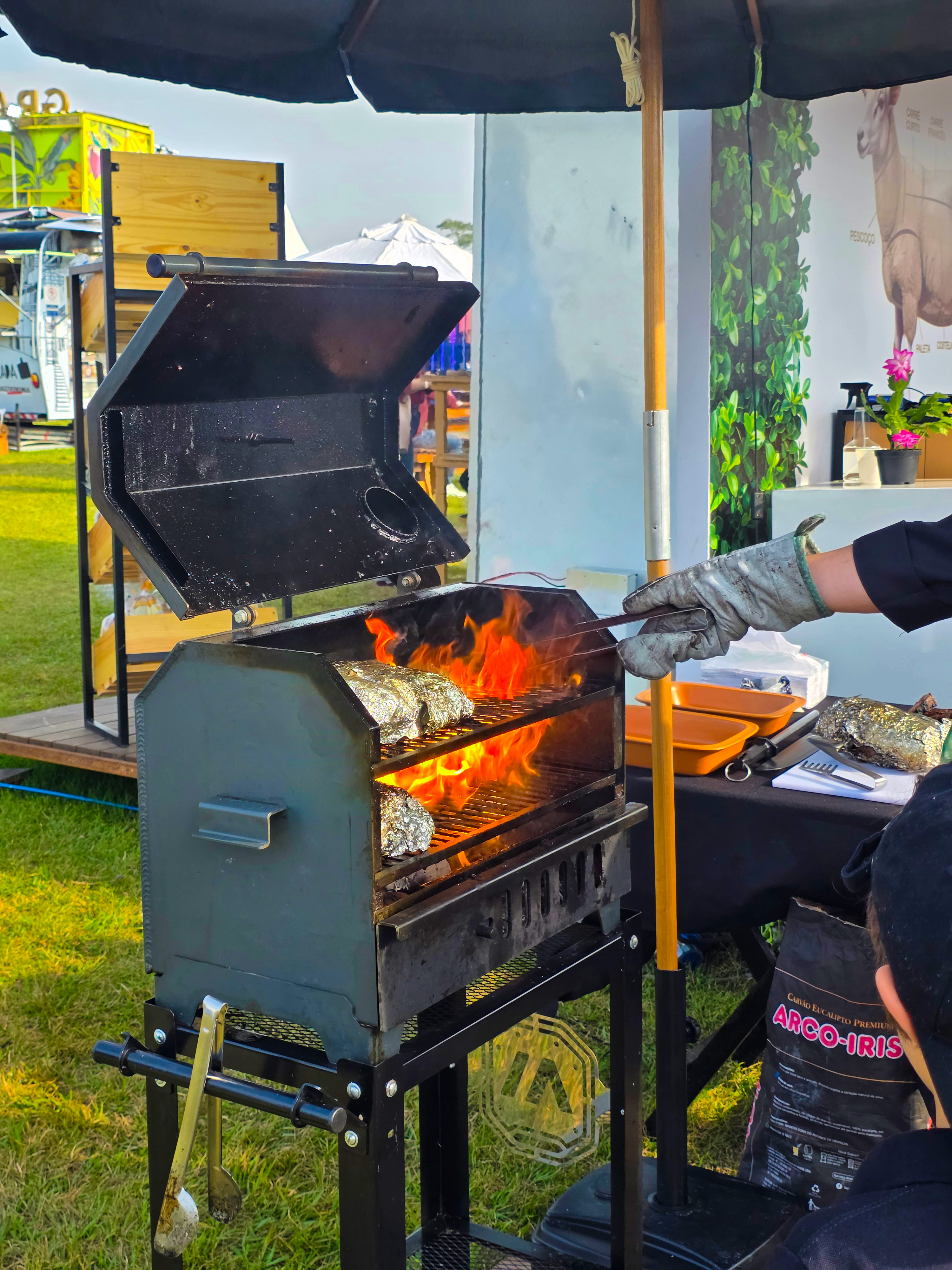 Preparo de churrasco no estande da ÉCORDEIRO.