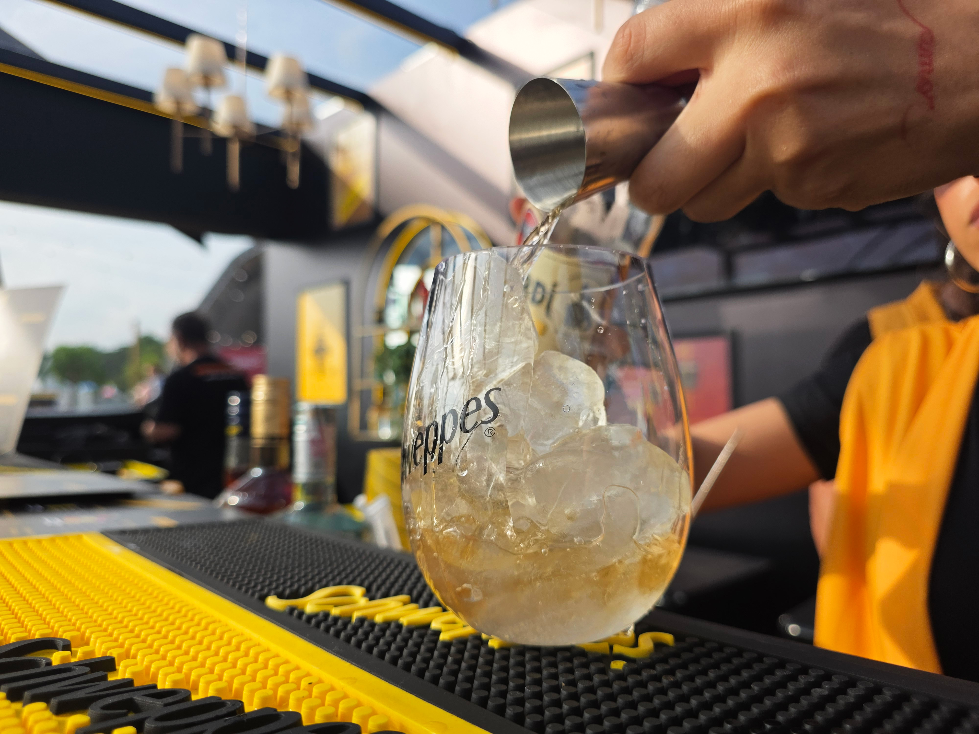 Preparo de drinks especiais no estande da Schweppes.