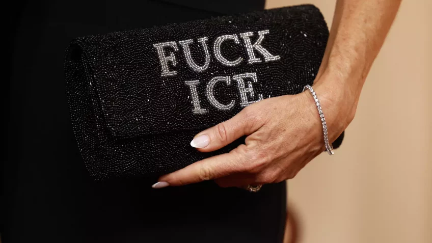 Escritora e ativista estadunidense Glennon Doyle usa bolsa preta com o escrito em cristais “Fuck ICE” no tapete vermelho da cerimônia do Oscar 2026 (15/03). Foto por Caroline Brehman/ Getty Images